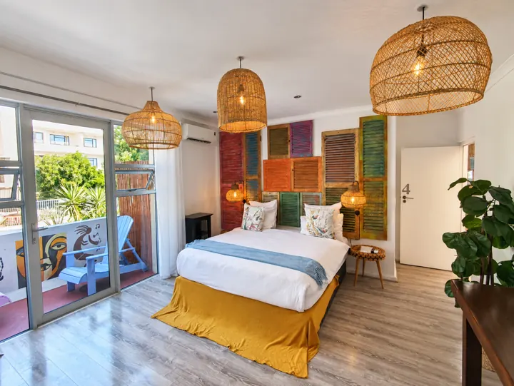 Mountain-view suite with a bathtub