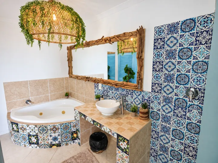 Jacuzzi bath and basin
