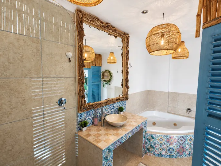 Jacuzzi bath and basin